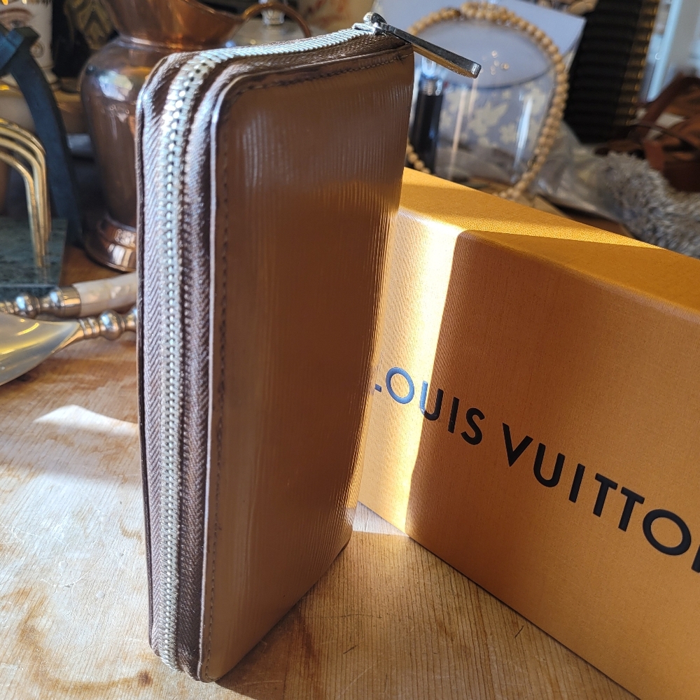 Louis Vuitton Epi Unisex Wallet - Picture 5 of 8